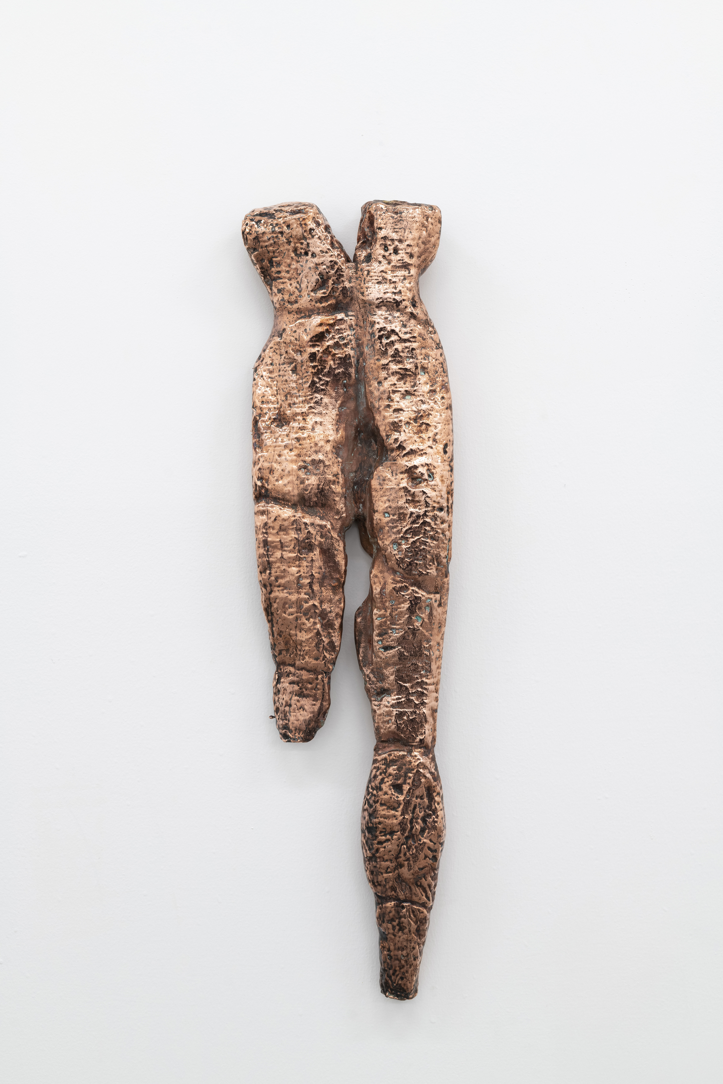 Namsal Siedlecki, Busto (Trevis Maponos), 2019, rame, cera, monete, cm 75 x 19 x 6, courtesy Magazzino, Roma.