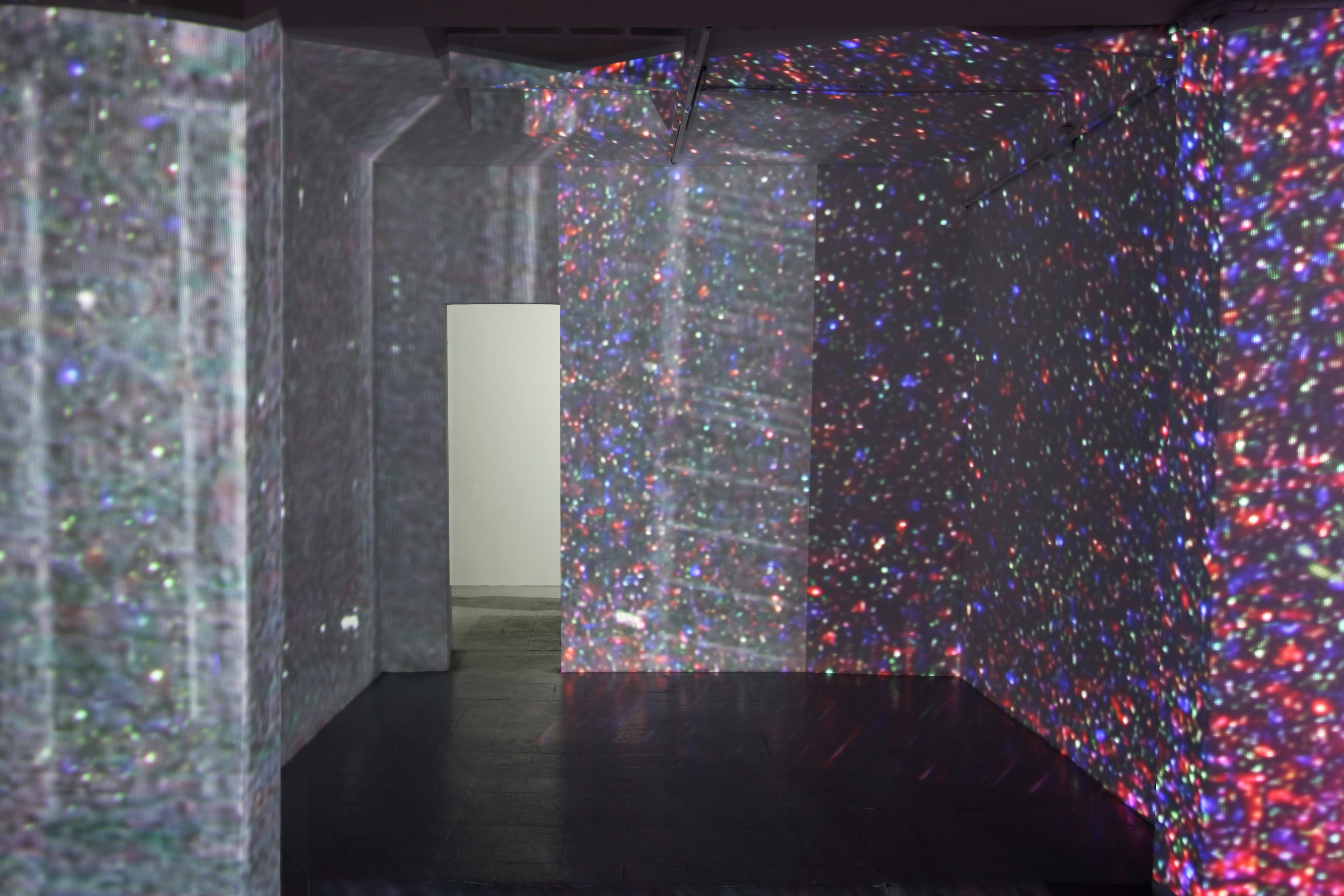 Irene Fenara, MEGAGALATTICO, 2017, video installazione, veduta della mostra a Gelateria Sogni di Ghiaccio, Bologna.