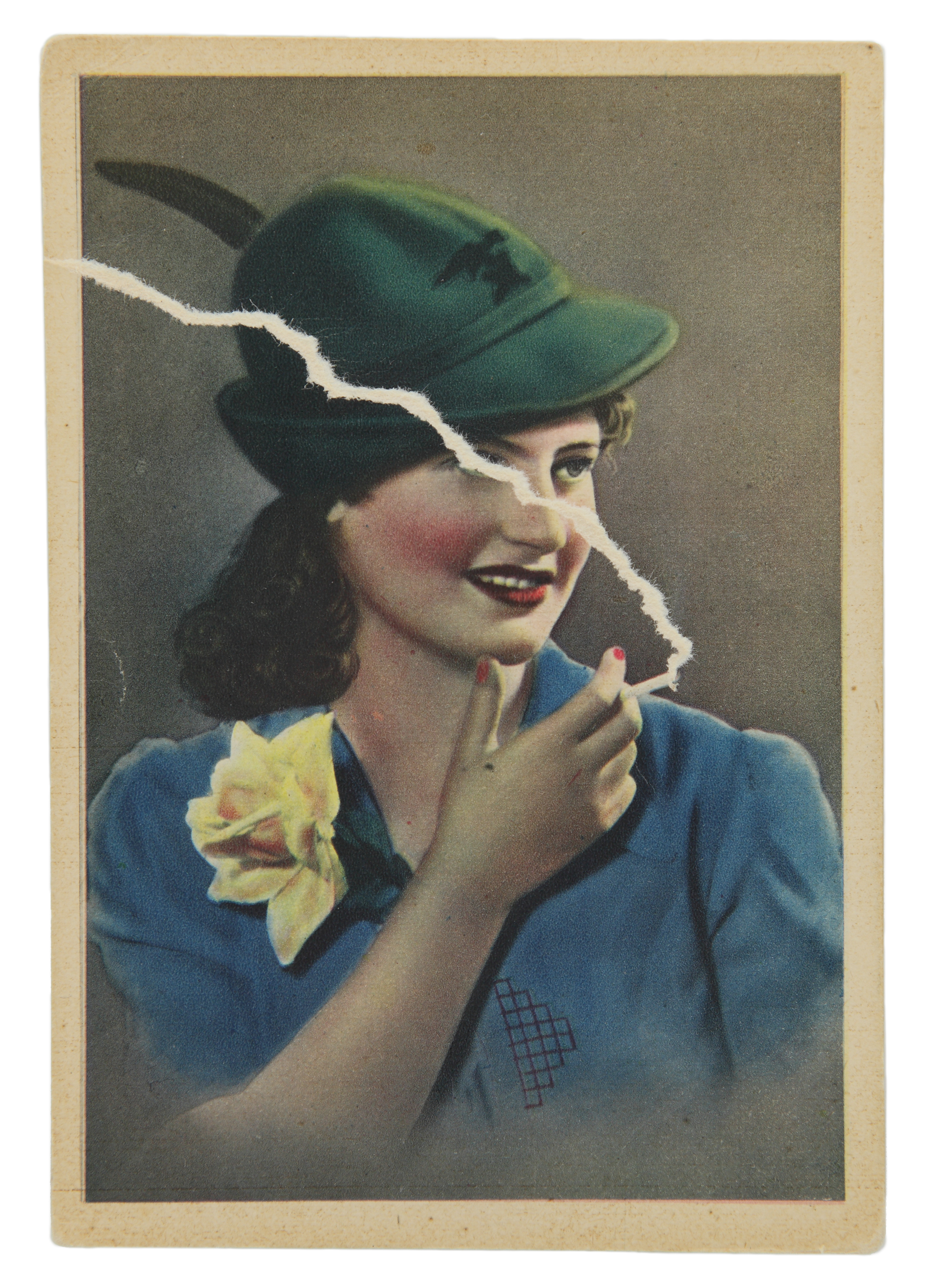 Kensuke Koike, Smoke gets in your eyes, 2018, cartolina vintage strappata, cm 14,8 x 10,2 cm, , courtesy Rossana Ciocca Gallery, Milano