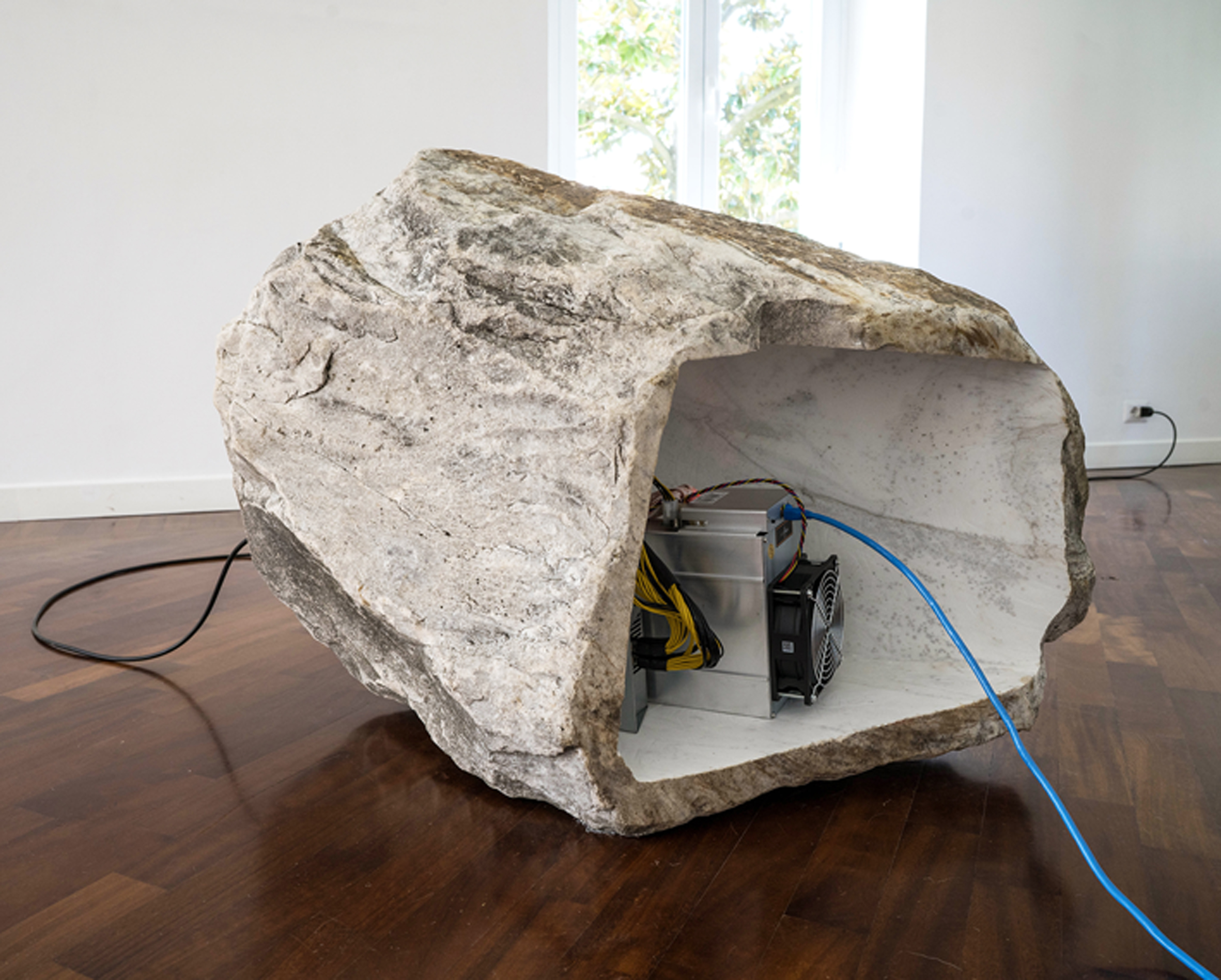 Namsal Siedlecki, Mine, 2018, marmo, antminer D3, cavo RJ-45, cavi elettrici, dimensioni variabili, courtesy Magazzino, Roma.