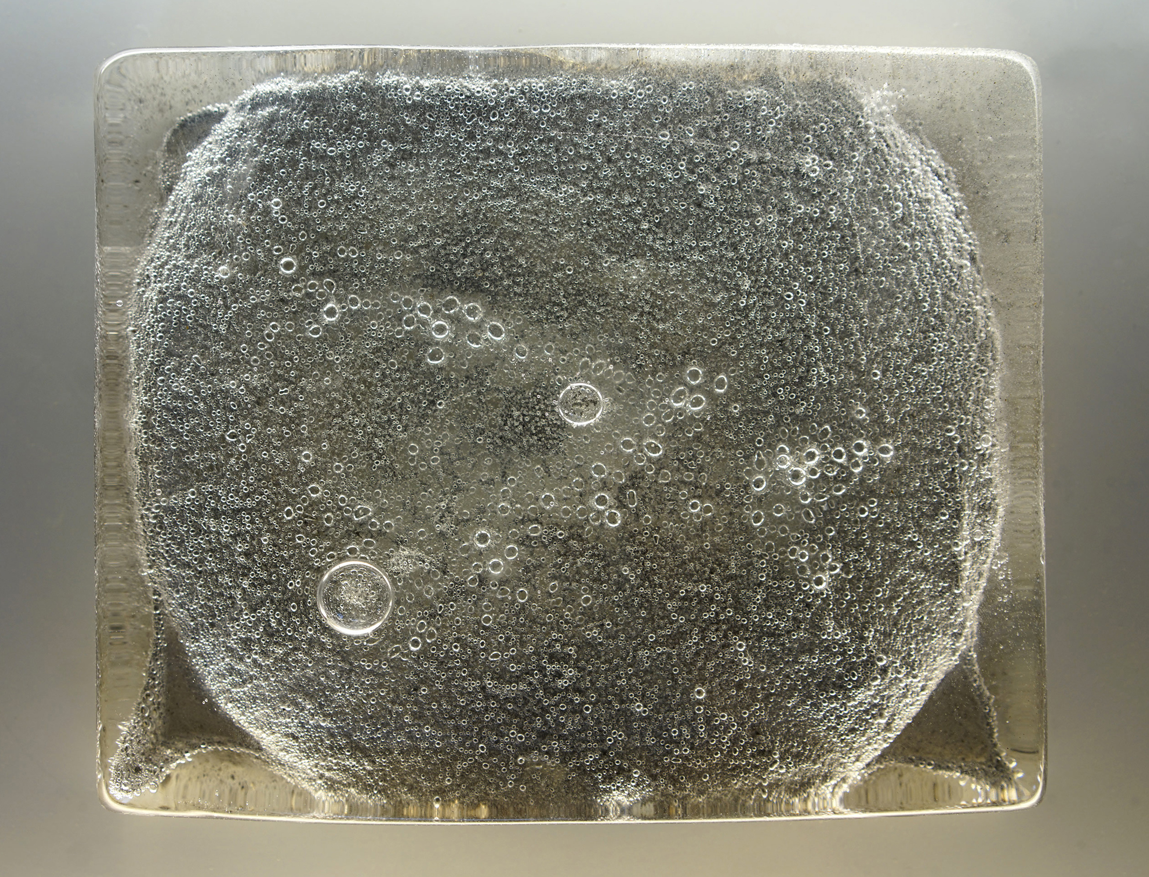 Namsal Siedlecki, Limes, 2017, vetro, ceneri di lupo, cm 20 x 16 x 3, courtesy Magazzino, Roma.
