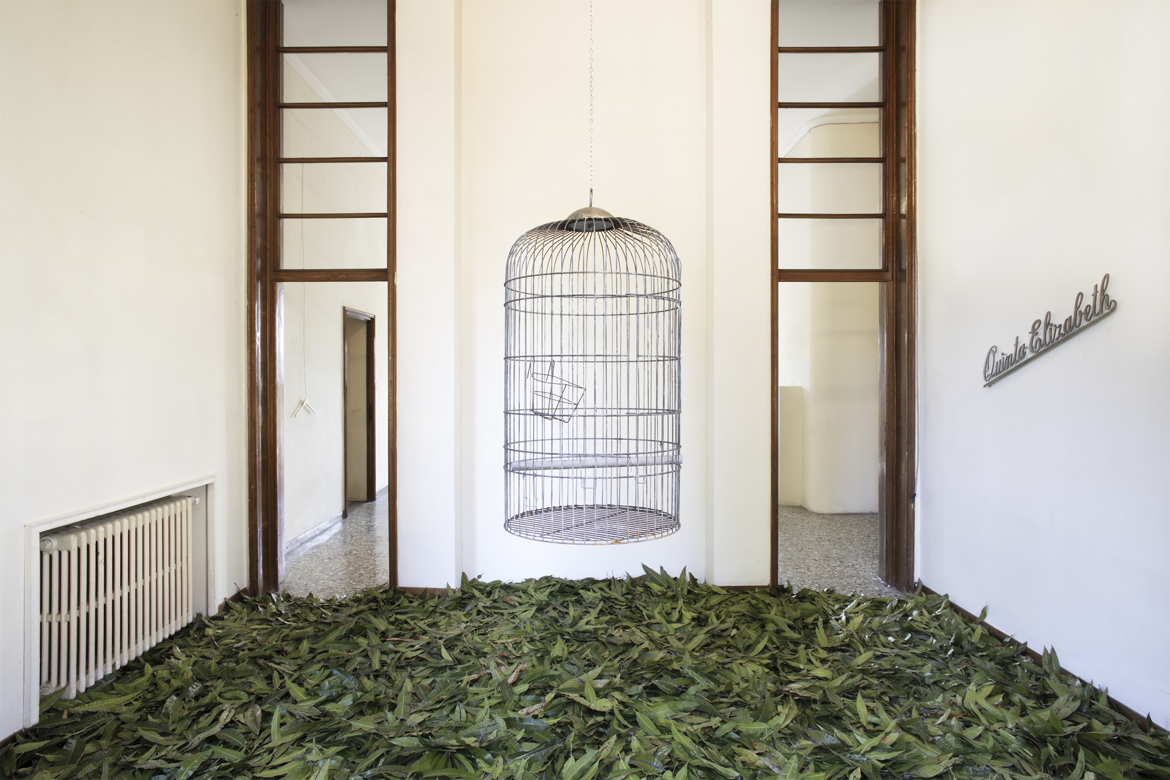 Maki Ochoa, Quinta Elisabeth, 2019, audio, gabbia, scritta in ferro e foglie di mango,