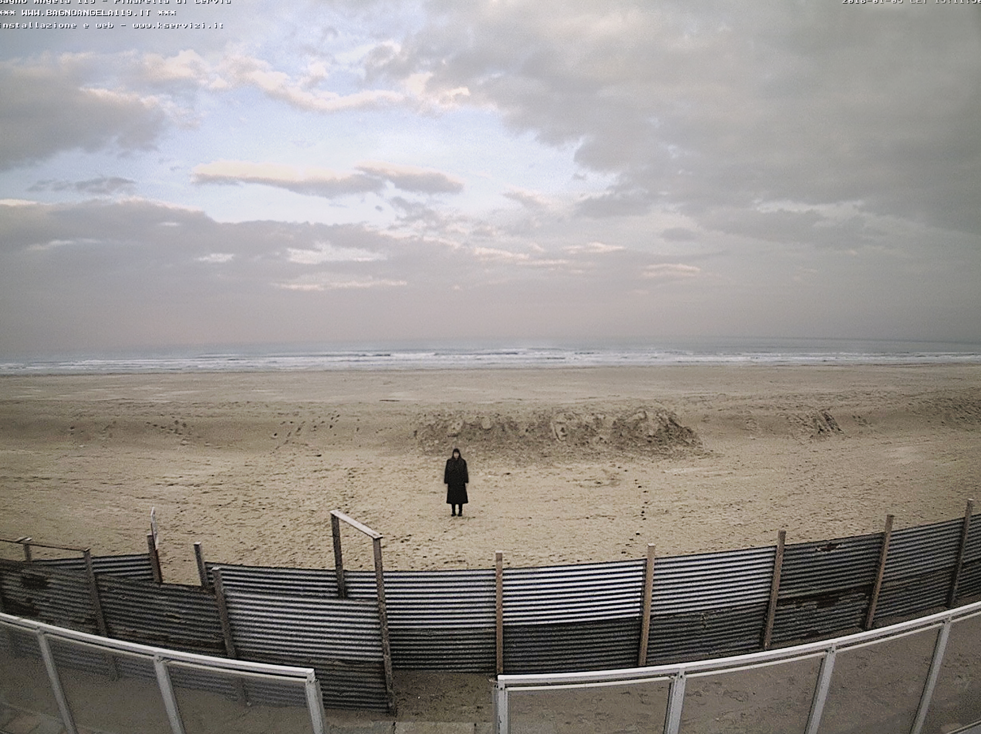 Irene Fenara, Self portrait from surveillance camera, 2018, stampa digitale su carta Hahnemühle Photo Luster, cm 30,8 x 41,8, courtesy l'artista e UNA Galleria, Piacenza.